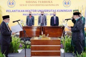 Prosesi pelantikan Rektor Uniku masa jabatan 2021-2025.